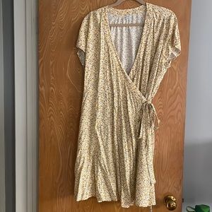 Adorable Old Navy wrap dress. Size XL. Material is an lightweight cotton.